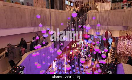 Un magasin de jouets Hamleys dans le centre de Milan près de la cathédrale Duomo. Vacances de Noël en Italie, Milan 25.01.2023 Banque D'Images