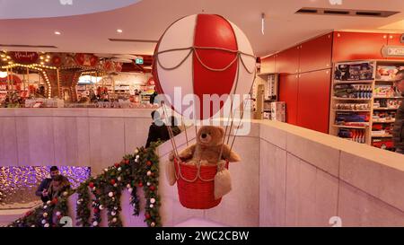 Un magasin de jouets Hamleys dans le centre de Milan près de la cathédrale Duomo. Vacances de Noël en Italie, Milan 25.01.2023 Banque D'Images