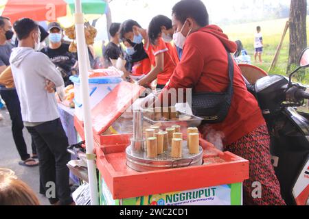 Vendeur de nourriture traditionnelle indonésienne, gâteau putu. Festival snack chaque semaine. Petite entreprise de gâteaux faits maison par des Asiatiques Banque D'Images