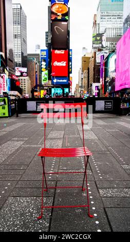 NEW YORK CITY, NEW YORK, USA - 10 JANVIER 2024 : chaise rouge vide sur Time Square Banque D'Images