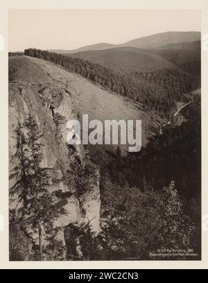 Vue sur l'Eckerdal avec le Rabenklippe dans le Harz, E. Mertens & Cie (attribué à), 1892 papier résine d'impression photomécanique. ravin collotype carton, gouffre, abîme, canyon. dale, Valley Rabeness Banque D'Images