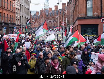 marche de protestation pour exiger un cessez-le-feu dans le conflit israélo-palestinien, qui a lieu dans la ville de Dublin, en Irlande. Banque D'Images