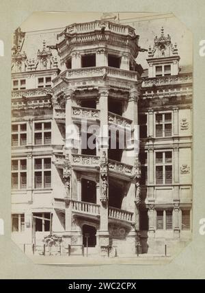 Extérieur de la cage d'escalier du château de Blois, Séraphin-Médéric Mieusage, c. 1880 - c. 1900 photographie partie d'un album photo avec enregistrements de monuments en France. Blois support photographique impression albumen escalier Château de Blois Banque D'Images