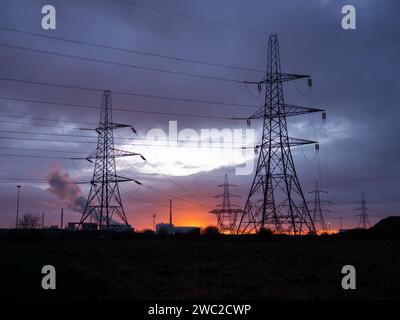 Pylônes électriques connectés à la centrale nucléaire de Hartlepool. Banque D'Images