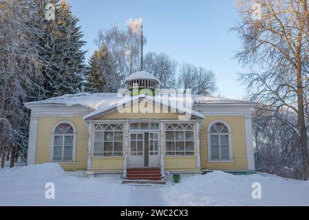 PERESLAVL-ZALESSKY, RUSSIE - 04 JANVIER 2023 : l'ancien bâtiment de la Rotonde dans le domaine de bateau Peter I. Pereslavl-Zalessky, anneau d'or de la Russie Banque D'Images