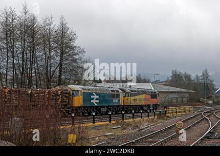 56049 et 56098 stationnés à la gare de Blackburn après une panne sur le 6J37 1252 Carlisle Yard Colas Rail à Blackburn. Samedi 13 janvier 2024. Banque D'Images