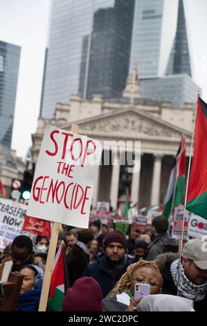 13 janvier 2024. Des centaines de milliers de manifestants se réunissent à Bank dans la ville de Londres dans le cadre d'une manifestation mondiale en soutien à Palest Banque D'Images