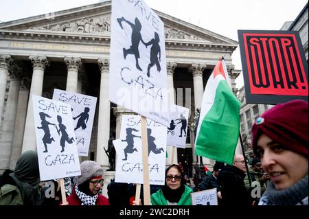 13 janvier 2024. Des centaines de milliers de manifestants se réunissent à Bank dans la ville de Londres dans le cadre d'une manifestation mondiale en soutien à Palest Banque D'Images