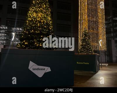 Arbre de Noël sur la place dans le quartier Santa Giulia Milan. Lendlease intensifiera l'atmosphère de Noël sur la Piazza Modotti avec son Père Noël Banque D'Images