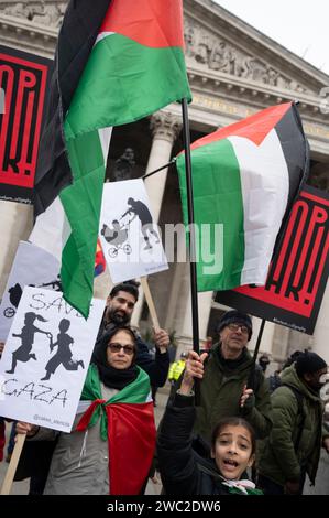 13 janvier 2024. Des centaines de milliers de manifestants se réunissent à Bank dans la ville de Londres dans le cadre d'une manifestation mondiale en soutien à Palest Banque D'Images