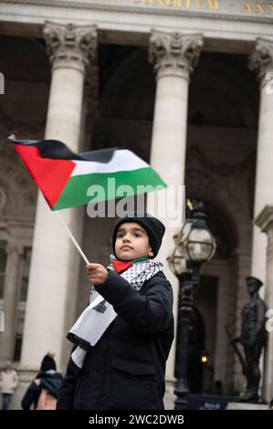 13 janvier 2024. Des centaines de milliers de manifestants se réunissent à Bank dans la ville de Londres dans le cadre d'une manifestation mondiale en soutien à Palest Banque D'Images