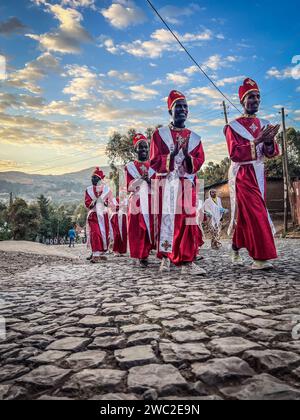 Gondar, Ethiopie, 19 janvier 2023 ; Groupe de jeunes prêtres orthodoxes marchant dans les rues de Gondar et chantant des prières pendant la célébration de Timkat Banque D'Images