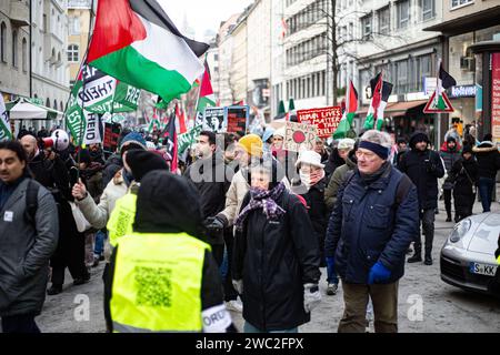 Libérez la Palestine de la culpabilité allemande Schild. AM 13.01.2024 versammelten sich erneut Hunderte Menschen, UM für einen sofortigen Waffenstillstand im sog. Nah-Ost-Konflikt zu demonstrieren und UM ihre Solidarität mit Palästina zu zeigen. SIE trauerten UM die Toten in Palästina und forderten Frieden für Gaza und einen Stopp des Krieges. -- Libérez la Palestine du signe de culpabilité allemand. Le 13 janvier 2024, des centaines de personnes se sont rassemblées à Munich, en Allemagne, pour protester pour un cessez-le-feu immédiat au Moyen-Orient et pour montrer leur solidarité avec les Palestiniens. Ils ont pleuré les victimes en Palestine, appelé à la paix pour G. Banque D'Images