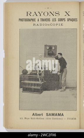 Albert Samama regarde un squelette avec un ensemble de rayons X, Albert Samama (possiblement), c. 1895 - dans ou avant 1898 impression photomécanique examen aux rayons X sur papier de Tunis. squelette (humain). photographe au travail Banque D'Images