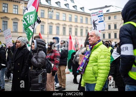 Ludwig Spaenle, CSU, Antisemitismus-Beauftragter der Bayerischen Staatsregierung, Am 13.01.2024 versammelten sich erneut Hunderte Menschen, UM für einen sofortigen Waffenstillstand im sog. Nah-Ost-Konflikt zu demonstrieren und UM ihre Solidarität mit Palästina zu zeigen. SIE trauerten UM die Toten in Palästina und forderten Frieden für Gaza und einen Stopp des Krieges. -- Ludwig Spaenle, CSU, commissaire bavarois pour l'antisémitisme. Le 13 janvier 2024, des centaines de personnes se sont rassemblées à Munich, en Allemagne, pour protester pour un cessez-le-feu immédiat au Moyen-Orient et pour montrer leur solidarité avec les Palestiniens. Banque D'Images