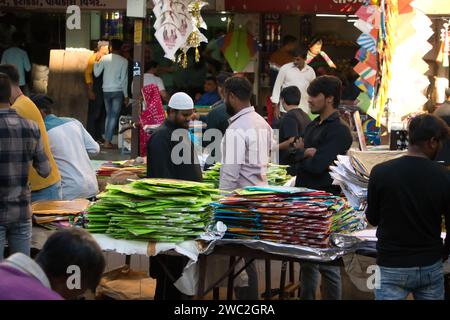 Rajkot, Inde. 13 janvier 2024. Homme d'affaires musulman vendant des cerfs-volants pour la célébration de Uttarayan 2024. Crédit : Nasirkhan Davi/Alamy Live News Banque D'Images