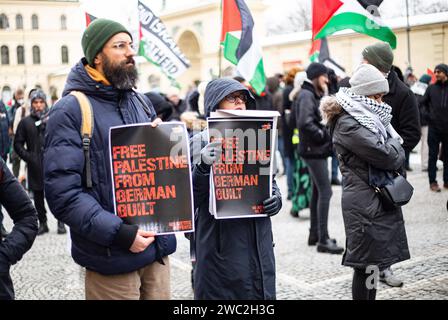 Libérez la Palestine de la culpabilité allemande Schild. AM 13.01.2024 versammelten sich erneut Hunderte Menschen, UM für einen sofortigen Waffenstillstand im sog. Nah-Ost-Konflikt zu demonstrieren und UM ihre Solidarität mit Palästina zu zeigen. SIE trauerten UM die Toten in Palästina und forderten Frieden für Gaza und einen Stopp des Krieges. -- Libérez la Palestine du signe de culpabilité allemand. Le 13 janvier 2024, des centaines de personnes se sont rassemblées à Munich, en Allemagne, pour protester pour un cessez-le-feu immédiat au Moyen-Orient et pour montrer leur solidarité avec les Palestiniens. Ils ont pleuré les victimes en Palestine, appelé à la paix pour G. Banque D'Images