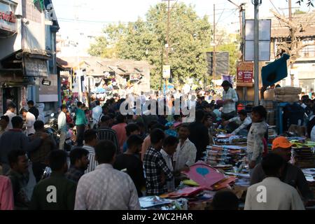 Rajkot, Inde. 13 janvier 2024. Des foules massives se sont rassemblées à Sadar Bazaar pour acheter en l'honneur d'Uttarayan 2024. Crédit : Nasirkhan Davi/Alamy Live News Banque D'Images