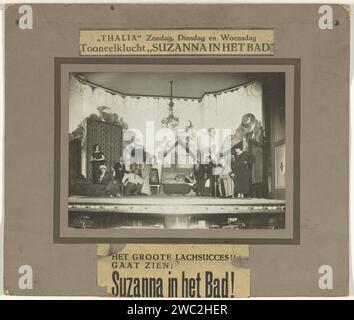 Scène de 'Suzanna dans le bain' : deux actrices dans la baignoire avec des acteurs autour d'elle, texte publicitaire tout autour, anonyme, 1900 - 1920 photographie support photographique inconnu. théâtre d'impression argentique en carton, représentation théâtrale. acteur (sur scène). Les anciens espionnent Susanna Banque D'Images