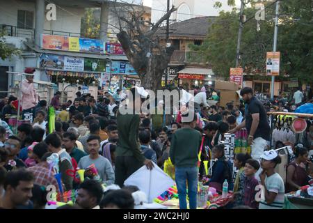 Rajkot, Inde. 13 janvier 2024. Un homme d'affaires debout sur la table et appelant les gens à vendre des cerfs-volants, Makar Sankranti 2024. Crédit : Nasirkhan Davi/Alamy Live News Banque D'Images