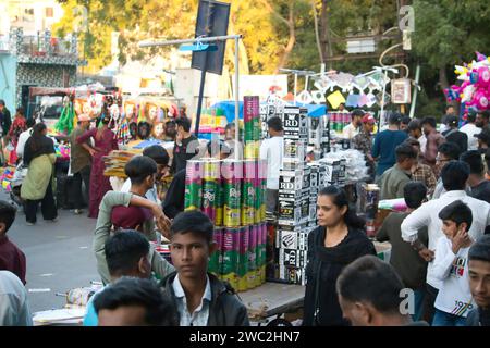 Rajkot, Inde. 13 janvier 2024. Une pile de différents types de cordes sur la table à vendre, Uttarayan 2024. Crédit : Nasirkhan Davi/Alamy Live News Banque D'Images