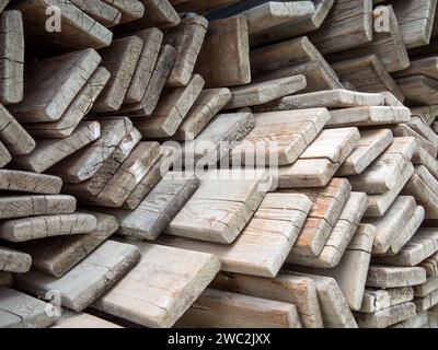 Empilez avec de vieilles planches de bois Banque D'Images