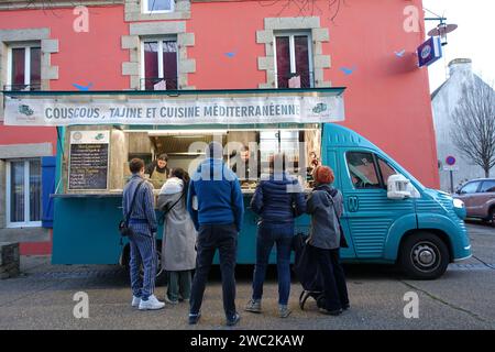 Les clients attendent d'acheter devant un camion de vente dans un petit marché en France Banque D'Images