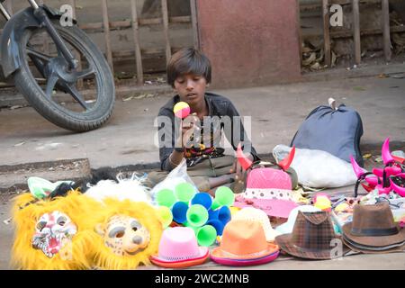 Rajkot, Inde. 13 janvier 2024. Des colporteurs d'enfants vendent leurs affaires au marché de cerf-volant Harihar Chowk. Crédit : Nasirkhan Davi/Alamy Live News Banque D'Images