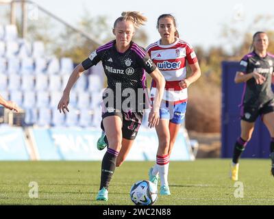 San Pedro Del Pinatar, Espagne. 12 janvier 2024. Lea Schuller (11) du Bayern Munich avec le ballon lors d'un match amical de football féminin entre le FC Bayern Munich et Granada CF le vendredi 11 janvier 2024 à San Pedro Del Pinatar, Espagne. Crédit : Sportpix/Alamy Live News Banque D'Images