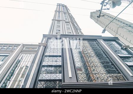 Balneario Camboriú-sc, Brésil-janvier 11,2024, bâtiments dans le centre-ville dans une rue de Balneário Camboriú par temps nuageux, un yacht dans l'image. Banque D'Images