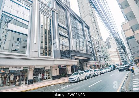 Balneario Camboriú-sc, Brésil-janvier 11,2024, bâtiments dans le centre-ville dans une rue de Balneário Camboriú par temps nuageux, un yacht dans l'image. Banque D'Images