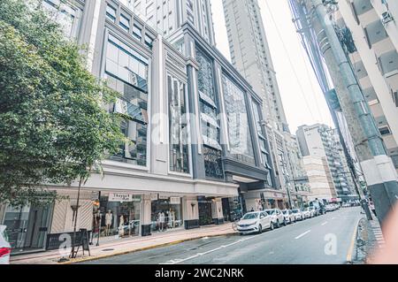 Balneario Camboriú-sc, Brésil-janvier 11,2024, bâtiments dans le centre-ville dans une rue de Balneário Camboriú par temps nuageux, un yacht dans l'image. Banque D'Images