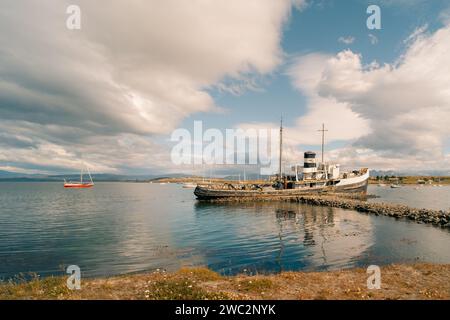 Ancien navire Saint-Christophe désaffecté dans le port d'Ushuaia. Tierra Del Fuego Patagonie du Sud Argentine - 2 décembre 2023. Photo de haute qualité Banque D'Images