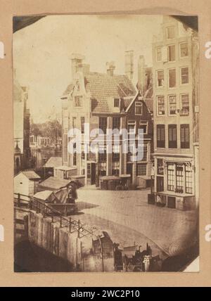 Amsterdam, vue de Reguliersbreestraat, Eduard Isaac Asser, c. 1853 photographie vue de la maison du photographe, Singel 548, à l'entrée de Reguliersbreestraat avec la Hoekhuis Reguliersbreestraat 2 et de l'autre côté de la rue les maisons avec les numéros 3 et 1, avec la maison d'angle adjacente Amstel 2. Entre ce dernier Pand et le logement Rondeel à l'extrême gauche est un aperçu du Kloveniersburgwal. Journal d'Amsterdam. support photographique. Carton papier salé imprimé vue de la ville en général ; 'veduta' - II - Ideal City Singel. Muntplein. Reguliersbreestraat Banque D'Images