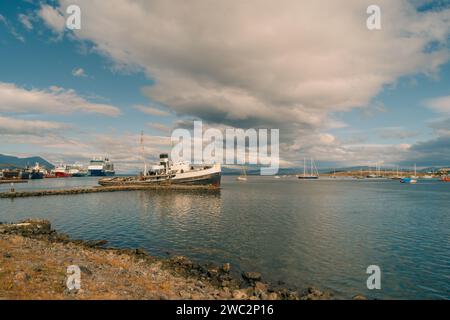 Ancien navire Saint-Christophe désaffecté dans le port d'Ushuaia. Tierra Del Fuego Patagonie du Sud Argentine - 2 décembre 2023. Photo de haute qualité Banque D'Images