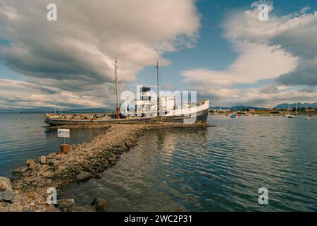 Ancien navire Saint-Christophe désaffecté dans le port d'Ushuaia. Tierra Del Fuego Patagonie du Sud Argentine - 2 décembre 2023. Photo de haute qualité Banque D'Images