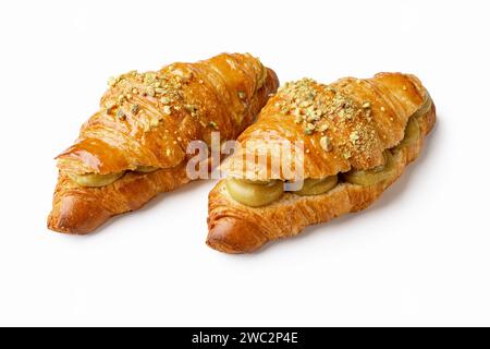 Laissez-vous tenter par la perfection feuilletée avec deux croissants à la crème à la pistache. les couches de beurre et le remplissage de noisettes créent un régal irrésistible et gourmand. idéal pour Banque D'Images