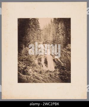 Cascades van Triberg, Anonyme, 1883 - 1900 photographie cette photo fait partie d'une série de photos, réalisées ou achetées par un voyageur néerlandais qui était sur la route en Allemagne, Autriche et Italie entre le 27 juin et le 29 juillet. L'année du voyage est inconnue, mais les photos ont probablement été prises entre 1883 et 1900. Papier Triberg. Cascade Triberg imprimée albumen en carton. Forêt Noire Banque D'Images