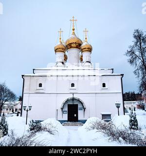 Ryazan, Russie - 16 décembre 2023 : Église de la Nativité de la mère de Dieu sur le territoire du couvent de Solochinsky en hiver Banque D'Images