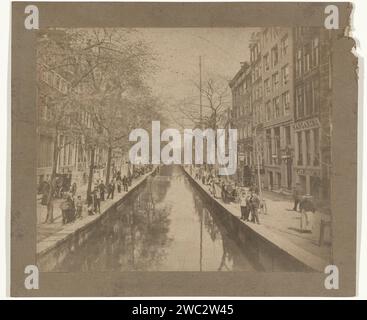 Vue de l'Oudezijds Achterburgwal à Amsterdam, Anonyme, 1900 - 1920 photographie Oudezijds Achterburgwal, en direction du nord jusqu'au pont devant le Stoofsteeg (à gauche). Canaux de papier Amsterdam, eaux (en ville) Oudezijds Achterburgwal Banque D'Images