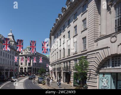 LONDRES, Royaume-Uni - 07 JUIN 2023 : drapeau de l'Union Jack à Regent Street pour le couronnement du roi Charles III le 6 mai 2023 Banque D'Images