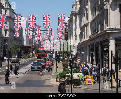 LONDRES, Royaume-Uni - 07 JUIN 2023 : drapeau de l'Union Jack à Regent Street pour le couronnement du roi Charles III le 6 mai 2023 Banque D'Images