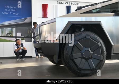 Les gens regardent un Cybertruck Tesla exposé chez un concessionnaire Tesla, vendredi 24 novembre 2023, à Buena Park, CA. (Dylan Stewart/image du sport) Banque D'Images