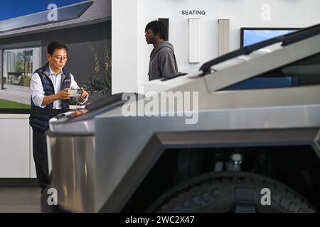 Les gens regardent un Cybertruck Tesla exposé chez un concessionnaire Tesla, vendredi 24 novembre 2023, à Buena Park, CA. (Dylan Stewart/image du sport) Banque D'Images