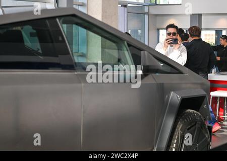 Les gens regardent un Cybertruck Tesla exposé chez un concessionnaire Tesla, vendredi 24 novembre 2023, à Buena Park, CA. (Dylan Stewart/image du sport) Banque D'Images