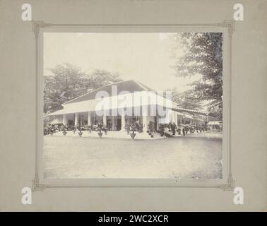 Villa avec véranda et palmiers dans les Indes orientales néerlandaises, Anonymous, 1895 - 1920 photographie Indes orientales néerlandaises, le papier baryta. maison de campagne en carton. Loggia, véranda, porche Indes orientales néerlandaises, le Banque D'Images