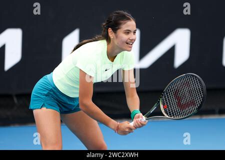 Melbourne, Victoria, Australie. 13 janvier 2024. EMMA RADUCANU du Royaume-Uni s’entraîne avec Ajla Tomljanovic d’Australie avant l’Open d’Australie 2024 à Melbourne Park. (Image de crédit : © Chris Putnam/ZUMA Press Wire) USAGE ÉDITORIAL SEULEMENT! Non destiné à UN USAGE commercial ! Banque D'Images