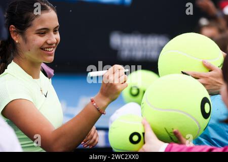 Melbourne, Victoria, Australie. 13 janvier 2024. Emma Raducanu, du Royaume-Uni, rencontre les fans après une séance d’essais avant l’Open d’Australie 2024 à Melbourne Park. (Image de crédit : © Chris Putnam/ZUMA Press Wire) USAGE ÉDITORIAL SEULEMENT! Non destiné à UN USAGE commercial ! Banque D'Images