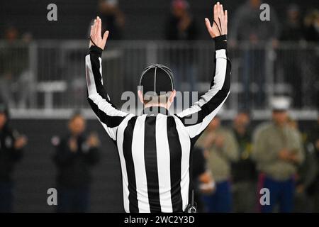 Un arbitre signale un touchdown lors d’un match du Championnat d’État de football de la CIF, vendredi 8 décembre 2023, à Mission Viejo, CA. La Mission Viejo Diablos Banque D'Images