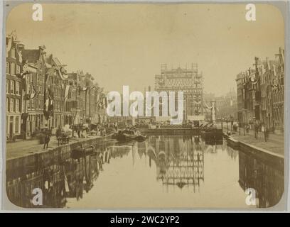 Décoration au Nieuwmarkt/Kloveniersburgwal pour la réception de Willem III et Emma à Amsterdam, Albert Greiner, 1879 photographie Amsterdam papier albumen imprimer canaux, eaux (en ville). Festivités Nieuwmarkt. Kloveniersburgwal Banque D'Images